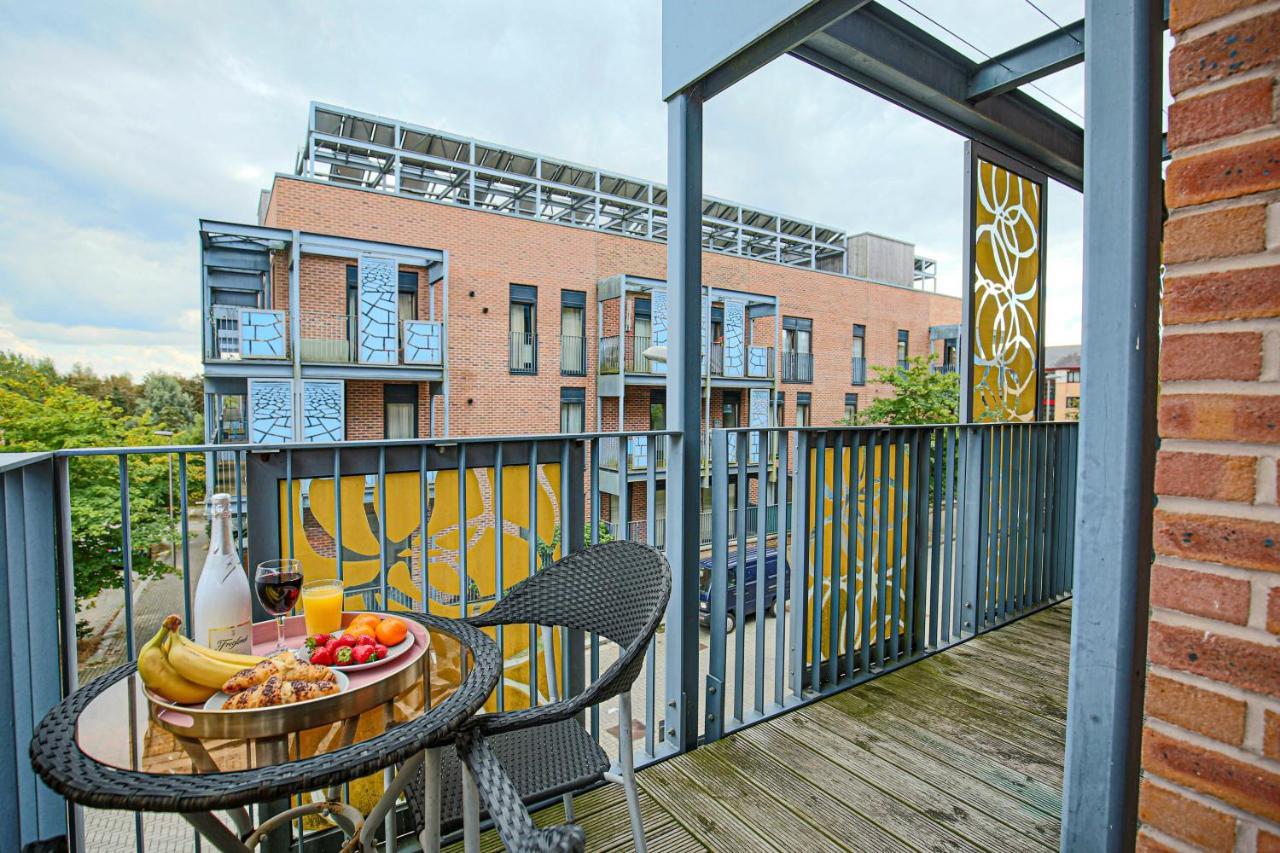 Luxury Central MK Apartment: Smart Living with Parking & Balcony Milton Keynes Exterior photo